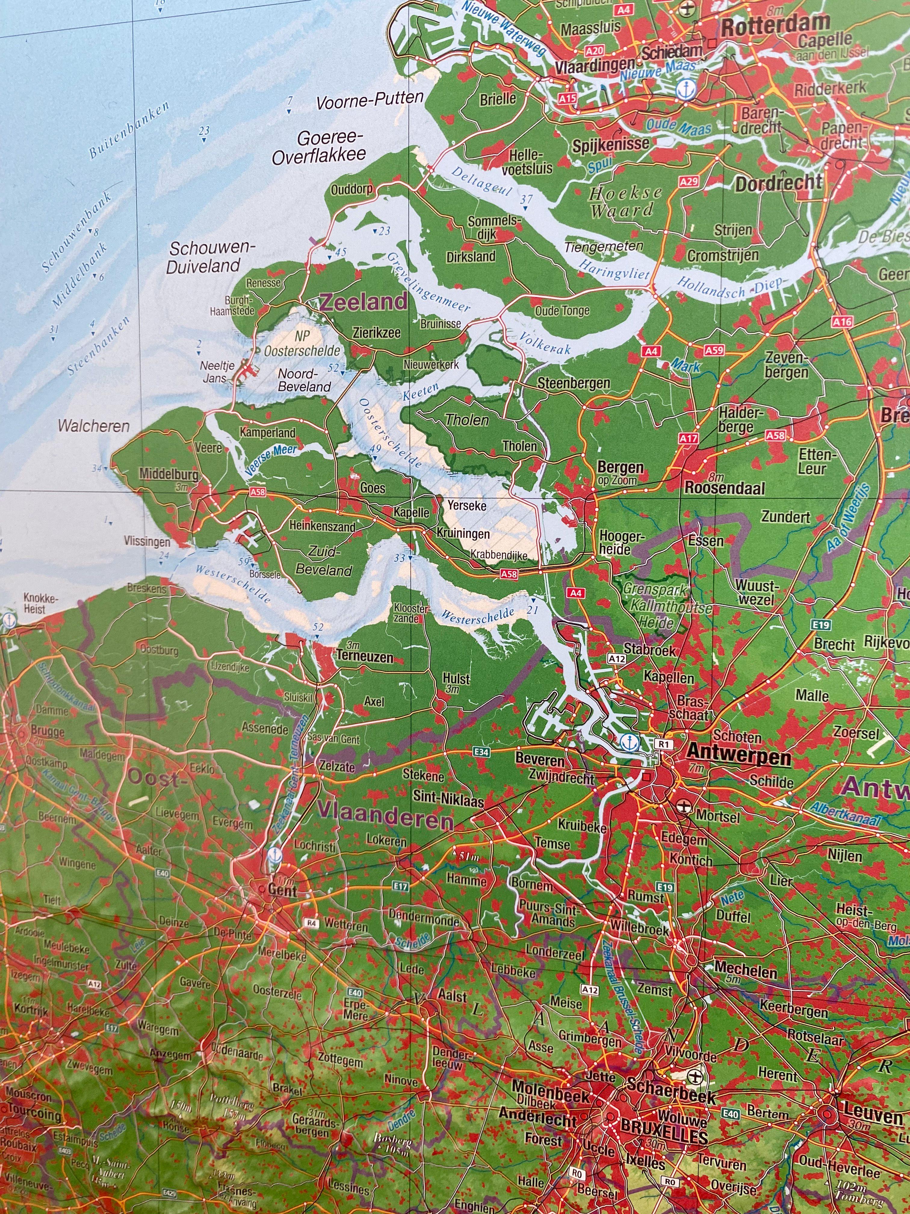 Beispielinhalt (Bild) Relief Belelux klein mit Holzrahmen 1:400.000