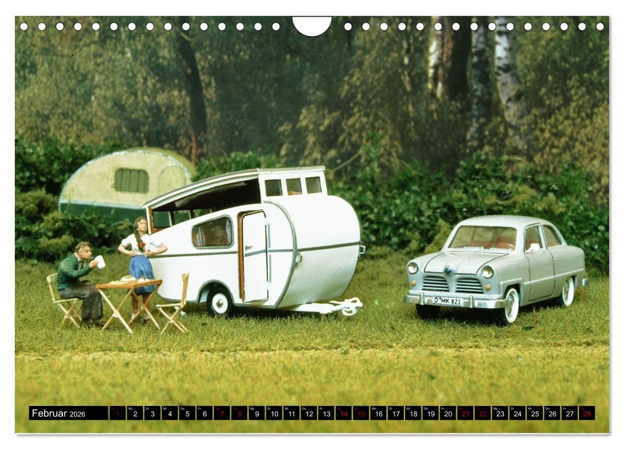 Beispielinhalt (Bild) Miniaturwelten des Campings (Wandkalender 2026 DIN A4 quer), CALVENDO Monatskalender