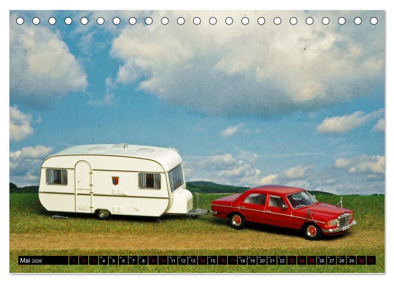 Beispielinhalt (Bild) Miniaturwelten des Campings (Tischkalender 2026 DIN A5 quer), CALVENDO Monatskalender