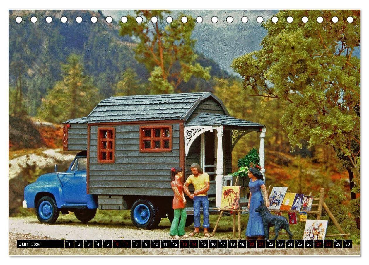 Beispielinhalt (Bild) Miniaturwelten des Campings (Tischkalender 2026 DIN A5 quer), CALVENDO Monatskalender