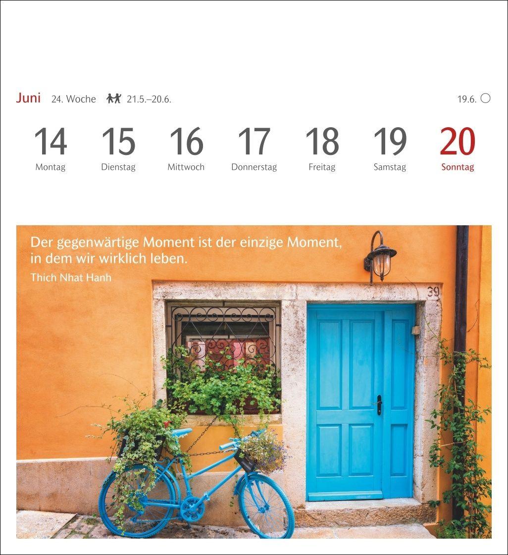 Beispielinhalt (Bild) Momente des Glücks Postkartenkalender 2027 - Wochenkalender mit Zitaten, mit 53 Postkarten