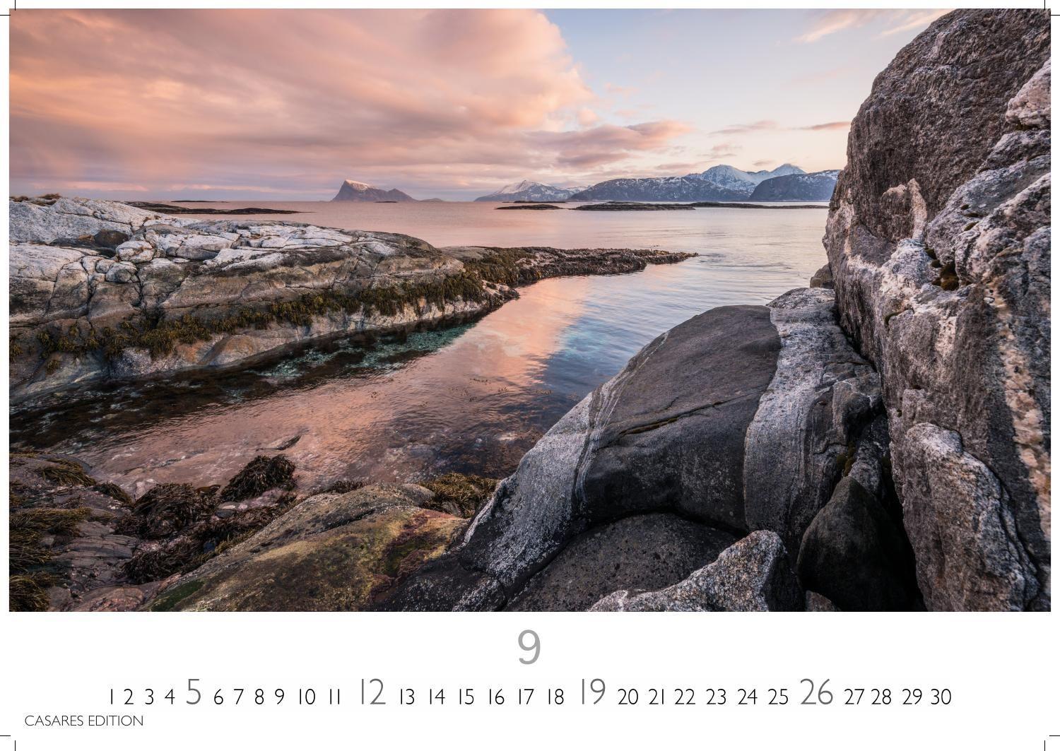 Beispielinhalt (Bild) Nordisches Licht Kalender 2027 - Wandkalender | Fotokalender Naturkalender 35x50cm- mit 12 faszinierenden Fotografien von Landschaften im mildem nordischen Licht
