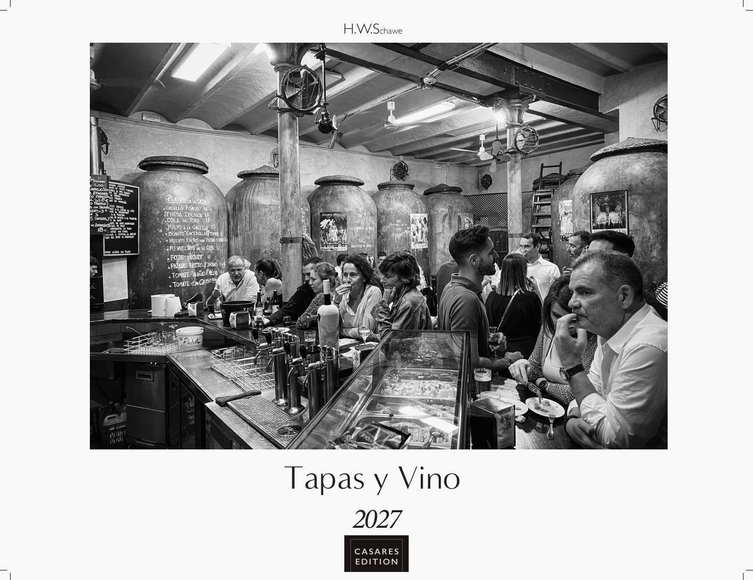 Vorderes Coverbild Tapas y Vino Kalender 2027 - Wandkalender | Fotokalender Spanien 42x55 cm- Fotokunstkalender schwarz-weiss mit Motiven aus Spanischen Bars.