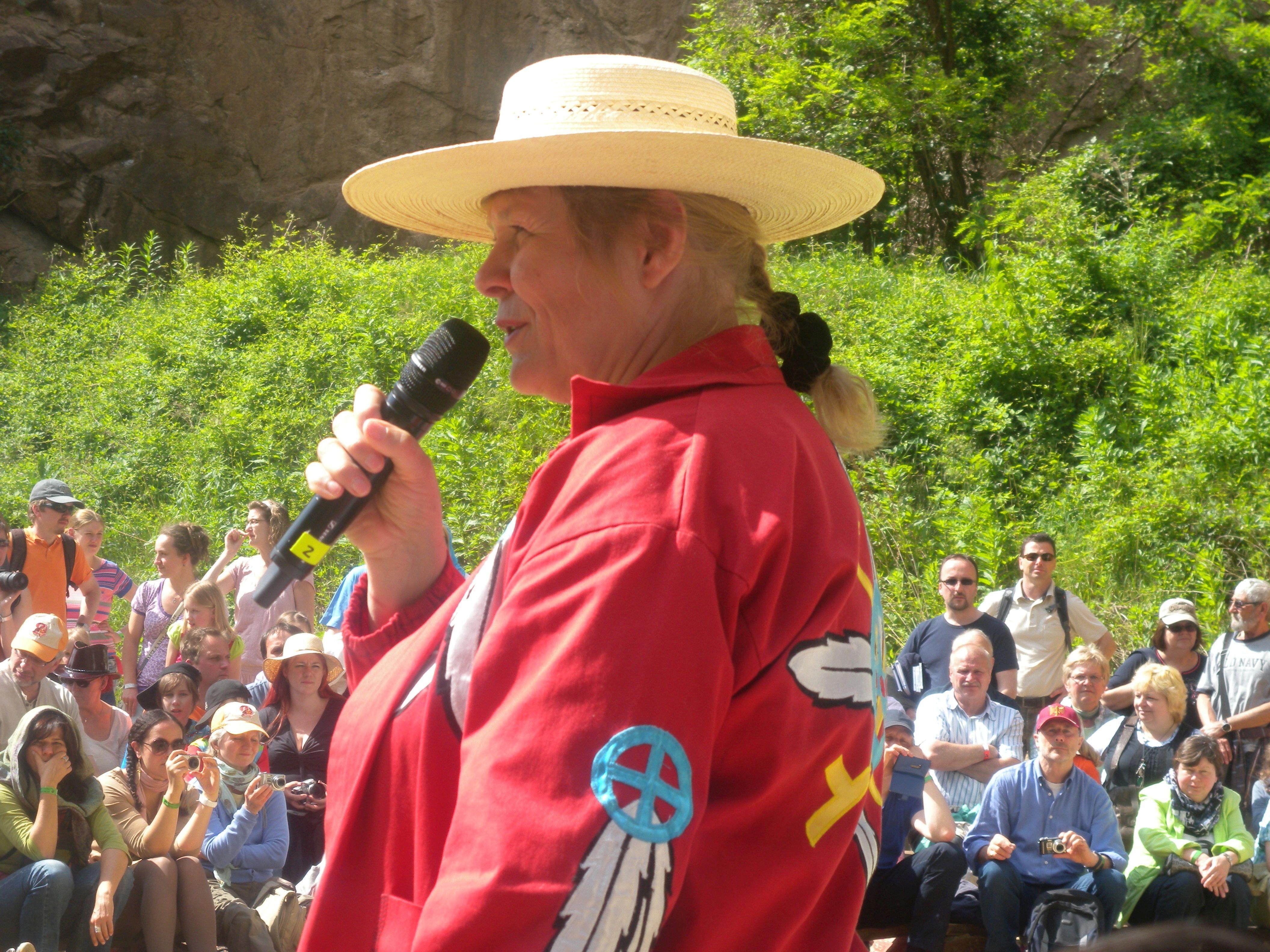 Autorenbild Lilien über weißen Wegen