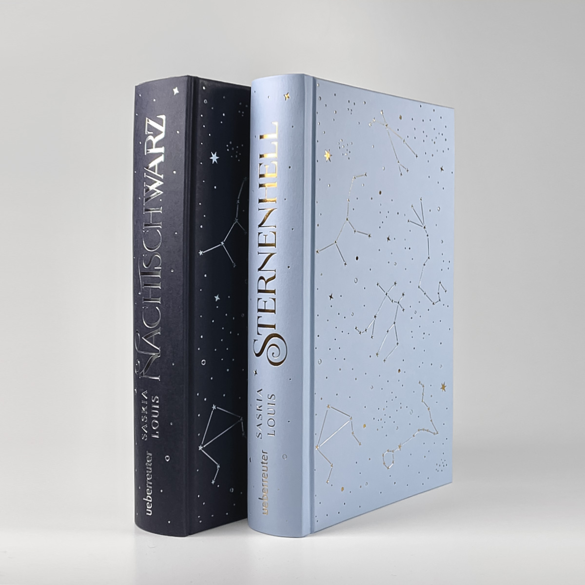 Beispielinhalt (Bild) Nachtschwarz (Nachtschwarz-Sternenhell, Bd. 1) Aufregende Urban-Fantasy-Dilogie über die Magie der Sterne und eine große Liebe – Buchumschlag mit Perlmuttglanzeffekt + Character Card in der 1. Auflage!