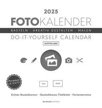 Vorderes Coverbild Alpha Edition - Foto-Bastelkalender weiß 2025, 16x17cm - Do it yourself Kalender mit Seiten aus hochwertigem Bastelkarton, gestaltbares Titelblatt und Ferientermine DE/AT/CH