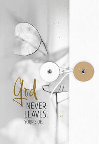 Vorderes Coverbild Notizbuch mit Knopf - God never leaves your side