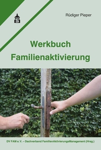 Vorderes Coverbild Werkbuch Familienaktivierung