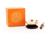 Vorderes Coverbild Mini-Klangschale mit zartem Klang - die Geschenk Idee für kleine und große Klangschalen Fans! Verpackt ist die gegossene Schale in einer Box aus orangefarbenem handgeschöpften Naturpapier mit Brokatstoff und dem Aufdruck 'Blume des Lebens'. Inkl. Zubehör.