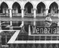Vorderes Coverbild teNeues - Venezia 2025 Wandkalender, 52x42,5cm, Kalender mit einzigartigen und authentischen Momenten der berühmten Stadt, zwölf einfühlsame Fotografien, festgehalten von Federico Povoleri