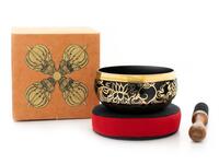 Vorderes Coverbild Meditations-Klangschale in Schwarz mit von Hand gemalten traditionellen Ornamenten und klarem Klang. Verpackt ist die gegossene Schale in einer Box aus handgeschöpftem Naturpapier mit dem Aufdruck eines Doppeldorje. Inkl. Klöppel und Ring zum Aufstellen.