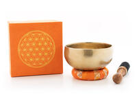 Vorderes Coverbild Geschmiedete Meditations-Klangschale mit gravierter 'Blume des Lebens' und einem warmen lang anhaltenden Klang. Verpackt in einer orangefarbenen Geschenk-Box aus handgeschöpftem nepalesischen Naturpapier mit Stoffbesatz. Inklusive Klöppel und Ring.