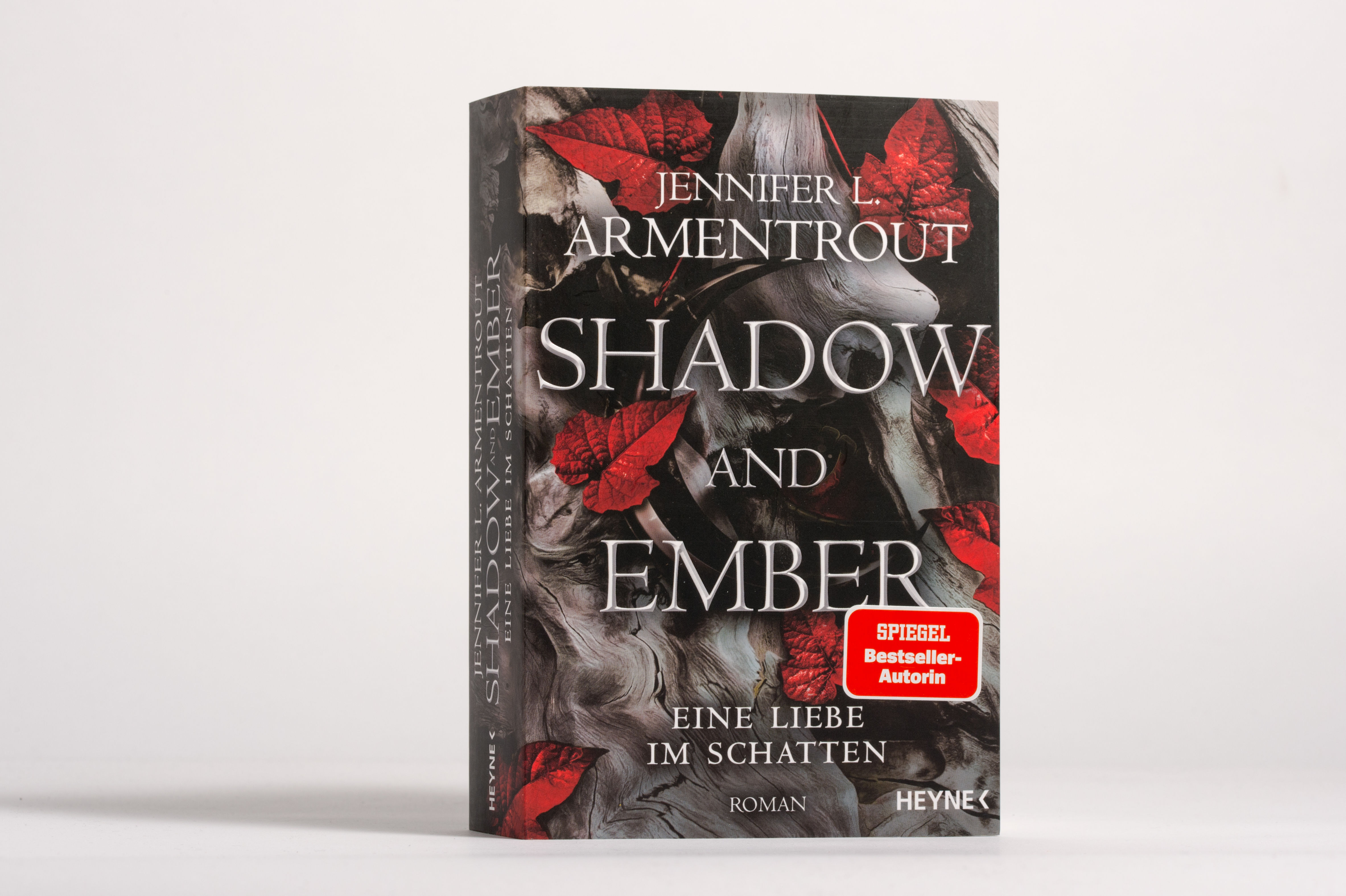 Beispielinhalt (Bild) Shadow and Ember – Eine Liebe im Schatten