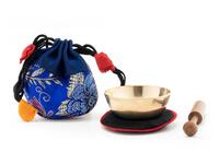 Vorderes Coverbild Mini-Klangschale mit zartem Klang für feines Hören - die Geschenk Idee für kleine und große Klangschalen Fans! Verpackt ist die gegossene Schale in einem handgenähten Beutel aus traditionellem nepalesischen Stoff in leuchtendem Blau. Inklusive Zubehör.