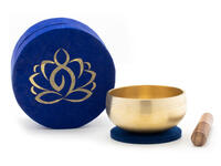 Vorderes Coverbild Gegossene Meditations-Klangschale mit hellerem Klang in einer farbenfrohen Geschenk-Box in Blau aus handgeschöpftem nepalesischen Naturpapier mit Aufdruck und Inspirationsspruch zum Thema 'Meditation'. Inklusive Klöppel und Filzpad.