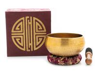 Vorderes Coverbild Meditations-Klangschale in gehämmerter Optik mit klarem Klang. Verpackt ist die gegossene Schale in einer weinroten Box aus handgeschöpftem nepalesischen Naturpapier mit Stoffbezug und dem Aufdruck des 'Longevity' Symbols. Inkl. Klöppel und Ring.