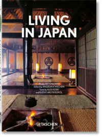 Vorderes Coverbild Living in Japan. 45th Ed.