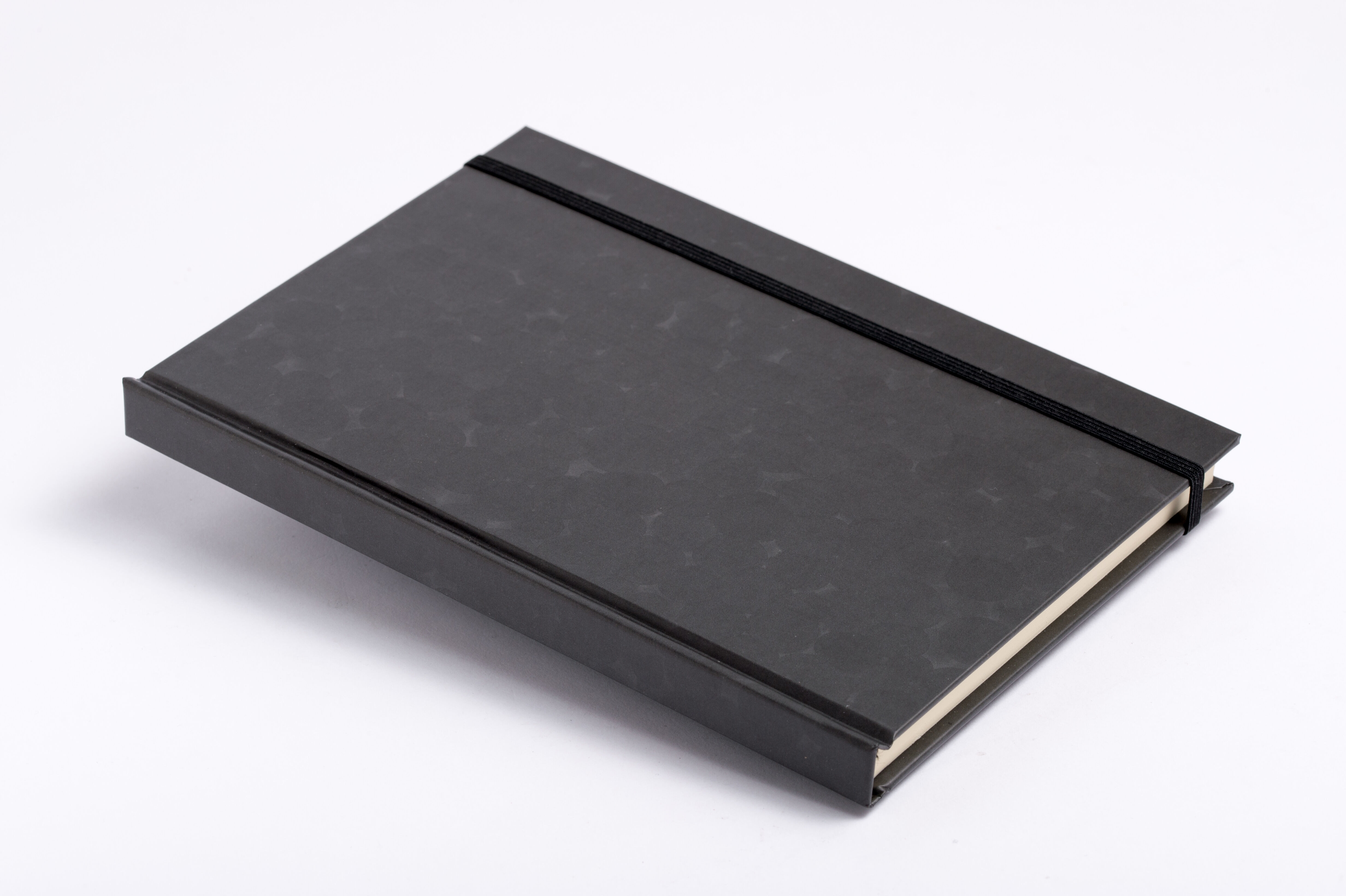 Beispielinhalt (Bild) Anaconda Notizbuch/Notebook/Blank Book, punktiert, textiles Gummiband, schwarz, Hardcover (A5), 120g/m² Papier