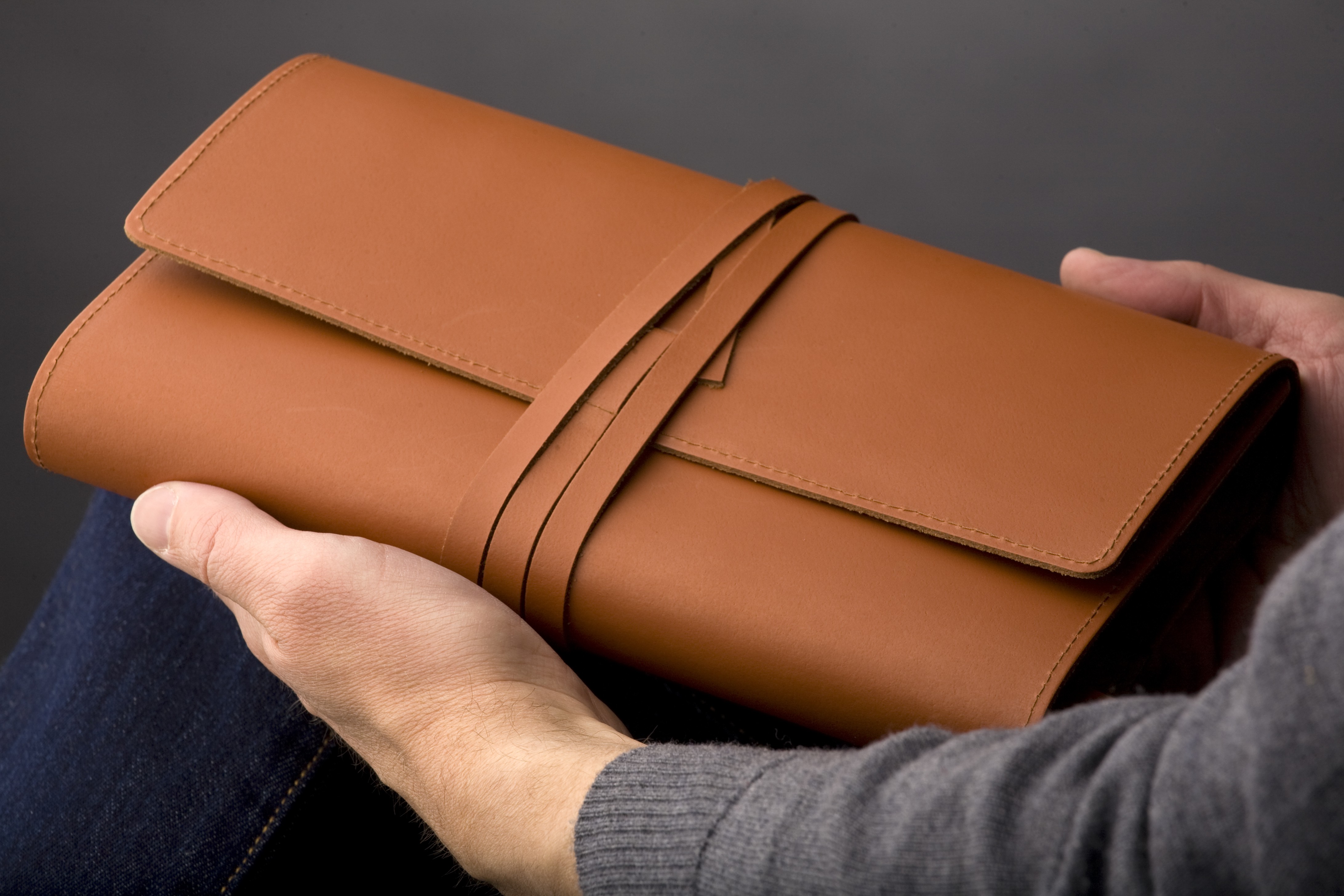 Beispielinhalt (Bild) MILANO L (braun) - variable Buchhülle aus Leder - Echtes Leder