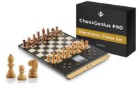 Vorderes Coverbild Millennium Schachcomputer ChessGenius Pro Wood Edition