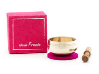 Vorderes Coverbild Schönes schenken - Kleine gegossene Klangschale mit hellem Klang in einer fröhlich pinkfarbenen Geschenk-Box aus handgeschöpftem nepalesischen Naturpapier mit dem Aufdruck 'Kleine Freude'. Inklusive Klöppel und Filzpad zum Aufstellen der Klangschale.