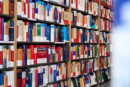 Bücherregal gefüllt mit juristischen Werken